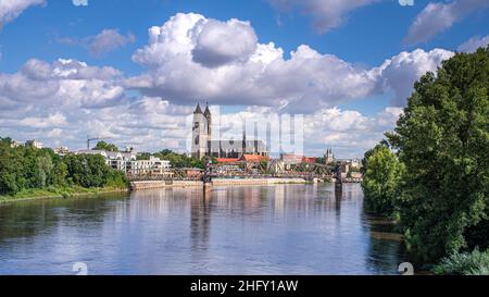 Magdeburg, Ansicht des Doms und der Elbe bei Tag im Sommer mit Sommerwolken und blauem Himmel Stockfoto