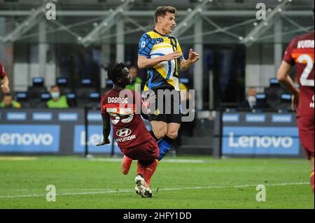 Foto Claudio Martinelli/LaPresse 12 maggio 2021 Milano, Italia Sport calcio F.C. Internazionale Milano vs A.S. Roma Serie A Tim 2020/2021 - stadio &#x201C;G. Meazza&#x201D; Nella foto: contatto pinamonti andrea darboe ebrimaFoto Claudio Martinelli/LaPresse 12th. Mai 2021 Mailand, Italien Fußballsport F.C. Internazionale Milano gegen A.S. Roma - Italienische Fußballmeisterschaft League A Tim 2020/2021 - &#x201C;G. Meazza &#x201D; Stadion. Im Bild: Pinamonti andrea darboe ebrima Stockfoto