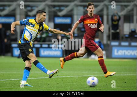 Foto Claudio Martinelli/LaPresse 12 maggio 2021 Milano, Italia Sport calcio F.C. Internazionale Milano vs A.S. Roma Serie A Tim 2020/2021 - stadio &#x201C;G. Meazza&#x201D; Nella foto: hakimi achraf AnlassFoto Claudio Martinelli/LaPresse 12th. Mai 2021 Mailand, Italien Fußballsport F.C. Internazionale Milano gegen A.S. Roma - Italienische Fußballmeisterschaft League A Tim 2020/2021 - &#x201C;G. Meazza &#x201D; Stadion. Im Bild: hakimi achraf Stockfoto