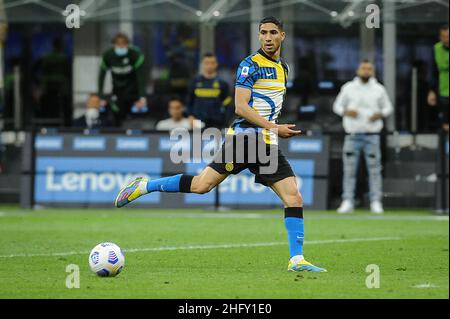 Foto Claudio Martinelli/LaPresse 12 maggio 2021 Milano, Italia Sport calcio F.C. Internazionale Milano vs A.S. Roma Serie A Tim 2020/2021 - stadio &#x201C;G. Meazza&#x201D; Nella foto: hakimi achrafFoto Claudio Martinelli/LaPresse 12th. Mai 2021 Mailand, Italien Fußballsport F.C. Internazionale Milano gegen A.S. Roma - Italienische Fußballmeisterschaft League A Tim 2020/2021 - &#x201C;G. Meazza &#x201D; Stadion. Im Bild: hakimi achraf Stockfoto