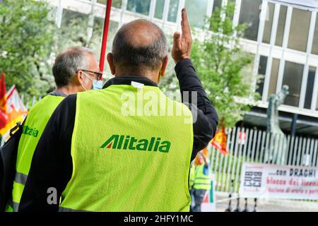 Mauro Scrobogna /LaPresse 13. Mai 2021 Rom, Italien News Wirtschaftskrise - Alitalia protestiert gegen Rai auf dem Foto: Alitalia-Arbeiter vor dem Rai-Hauptquartier in Viale Mazzini protestieren gegen die mangelnde Aufmerksamkeit des staatlichen Fernsehens gegenüber der Alitalia-Krise Stockfoto