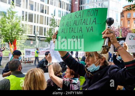 Mauro Scrobogna /LaPresse 13. Mai 2021 Rom, Italien News Wirtschaftskrise - Alitalia protestiert gegen Rai auf dem Foto: Alitalia-Arbeiter vor dem Rai-Hauptquartier in Viale Mazzini protestieren gegen die mangelnde Aufmerksamkeit des staatlichen Fernsehens gegenüber der Alitalia-Krise Stockfoto