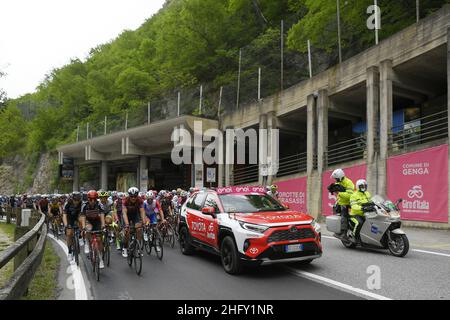 Fabio Ferrari/LaPresse 13. Mai 2021 Grotte di Frasassi, Italien Sport Radfahren Giro d'Italia 2021 - Ausgabe 104th - Etappe 6 - von Grotte di Frasassi bis Ascoli Piceno im Bild: Startphase Stockfoto