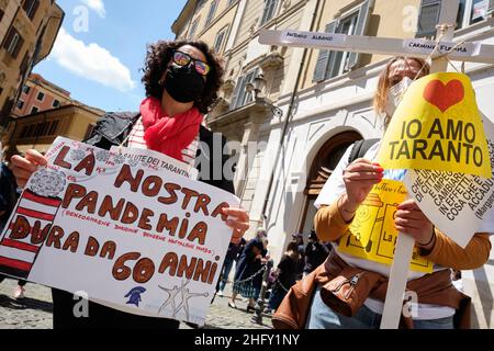 Mauro Scrobogna /LaPresse 13. Mai 2021&#xa0; Rom, Italien Nachrichten ILVA - Urteil des Staatsrats auf dem Foto: Bürger von Taranto warten vor der Abgeordnetenkammer auf das Urteil des Staatsrats auf den Antrag, den heißen Bereich der Anlage zu schließen Stockfoto