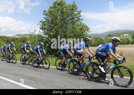 Fabio Ferrari/LaPresse 13. Mai 2021 Italien Sport Radfahren Giro d'Italia 2021 - Ausgabe 104th - Etappe 6 - von der Grotte di Frasassi bis Ascoli Piceno im Bild: Ein Moment der Etappe - MOVISTAR TEAM Stockfoto