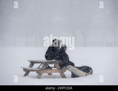 MONTREAL, QUEBEC, KANADA: Menschen sitzen auf einem Picknicktisch in Montreal, Quebec, Kanada, Montag, 17. Januar, 2022. Foto Graham Hughes/Freelance Stockfoto