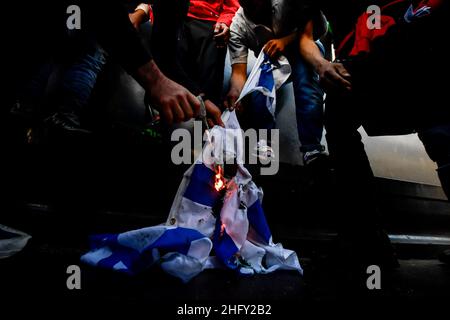 Foto Claudio Furlan/LaPresse13-05-2021 Mailand, ItalienCronacaManifestazione a sostegno della lotta del popolo palestinese, organizzata da Assopace Palestina, Gaza Freestyle, Giovani Palestinesi d&#X2019;Italia, Mutuo Soccorso Milano APS.Nella foto: la Manifest auf der piazza Duomo, brucia una bandiera di israeleFoto 13: Claudio Furlan, 2021/Mailand, Italien. Stockfoto