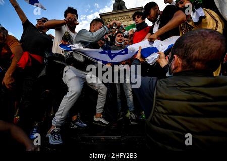 Foto Claudio Furlan/LaPresse13-05-2021 Mailand, ItalienCronacaManifestazione a sostegno della lotta del popolo palestinese, organizzata da Assopace Palestina, Gaza Freestyle, Giovani Palestinesi d&#X2019;Italia, Mutuo Soccorso Milano APS.Nella foto: la Manifest auf der piazza Duomo, brucia una bandiera di israeleFoto 13: Claudio Furlan, 2021/Mailand, Italien. Stockfoto