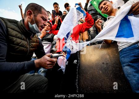 Foto Claudio Furlan/LaPresse13-05-2021 Mailand, ItalienCronacaManifestazione a sostegno della lotta del popolo palestinese, organizzata da Assopace Palestina, Gaza Freestyle, Giovani Palestinesi d&#X2019;Italia, Mutuo Soccorso Milano APS.Nella foto: la Manifest auf der piazza Duomo, brucia una bandiera di israeleFoto 13: Claudio Furlan, 2021/Mailand, Italien. Stockfoto