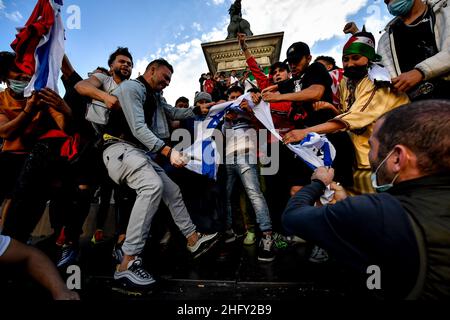 Foto Claudio Furlan/LaPresse13-05-2021 Mailand, ItalienCronacaManifestazione a sostegno della lotta del popolo palestinese, organizzata da Assopace Palestina, Gaza Freestyle, Giovani Palestinesi d&#X2019;Italia, Mutuo Soccorso Milano APS.Nella foto: la Manifest auf der piazza Duomo, brucia una bandiera di israeleFoto 13: Claudio Furlan, 2021/Mailand, Italien. Stockfoto