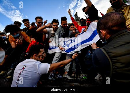 Foto Claudio Furlan/LaPresse13-05-2021 Mailand, ItalienCronacaManifestazione a sostegno della lotta del popolo palestinese, organizzata da Assopace Palestina, Gaza Freestyle, Giovani Palestinesi d&#X2019;Italia, Mutuo Soccorso Milano APS.Nella foto: la Manifest auf der piazza Duomo, brucia una bandiera di israeleFoto 13: Claudio Furlan, 2021/Mailand, Italien. Stockfoto