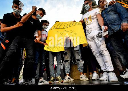 Foto Claudio Furlan/LaPresse13-05-2021 Mailand, ItalienCronacaManifestazione a sostegno della lotta del popolo palestinese, organizzata da Assopace Palestina, Gaza Freestyle, Giovani Palestinesi d&#X2019;Italia, Mutuo Soccorso Milano APS.Nella foto: la Manifest auf der piazza Duomo, brucia una bandiera di israeleFoto 13: Claudio Furlan, 2021/Mailand, Italien. Stockfoto