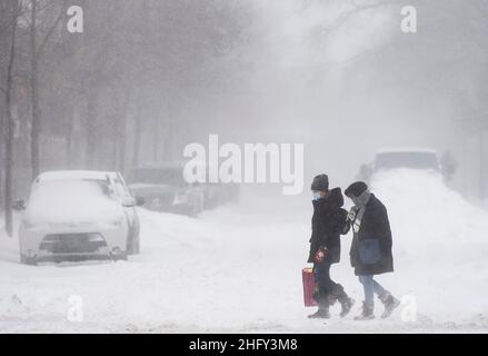 MONTREAL, QUEBEC, KANADA: Menschen überqueren eine Straße während eines Schneesturms in Montreal, Quebec, Kanada, Montag, 17. Januar, 2022. Foto Graham Hughes/Freelance Stockfoto