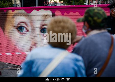 Alessandro Pone - LaPresse Napoli 15 maggio 2021 Cronaca Napoli. Inaugurato murale per Noemi a piazza nazionale dove rimase ferita in una sparatoria. Alessandro Pone - LaPresse Neapel 15 Mai 2021 Nachrichten Neapel. Wandgemälde für Noemi auf dem Nationalplatz eingeweiht, wo sie bei einem Schießen verletzt wurde. Stockfoto