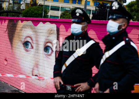 Alessandro Pone - LaPresse Napoli 15 maggio 2021 Cronaca Napoli. Inaugurato murale per Noemi a piazza nazionale dove rimase ferita in una sparatoria. Alessandro Pone - LaPresse Neapel 15 Mai 2021 Nachrichten Neapel. Wandgemälde für Noemi auf dem Nationalplatz eingeweiht, wo sie bei einem Schießen verletzt wurde. Stockfoto