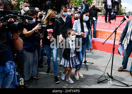 Alessandro Pone - LaPresse Napoli 15 maggio 2021 Cronaca Napoli. Inaugurato murale per Noemi a piazza nazionale dove rimase ferita in una sparatoria. La piccola Noemi con la famiglia. Alessandro Pone - LaPresse Neapel 15 Mai 2021 Nachrichten Neapel. Wandgemälde für Noemi auf dem Nationalplatz eingeweiht, wo sie bei einem Schießen verletzt wurde. Stockfoto