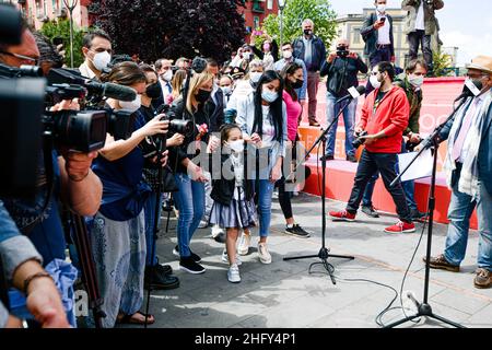 Alessandro Pone - LaPresse Napoli 15 maggio 2021 Cronaca Napoli. Inaugurato murale per Noemi a piazza nazionale dove rimase ferita in una sparatoria. La piccola Noemi con la famiglia. Alessandro Pone - LaPresse Neapel 15 Mai 2021 Nachrichten Neapel. Wandgemälde für Noemi auf dem Nationalplatz eingeweiht, wo sie bei einem Schießen verletzt wurde. Stockfoto