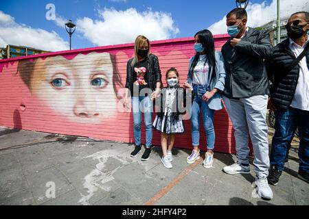 Alessandro Pone - LaPresse Napoli 15 maggio 2021 Cronaca Napoli. Inaugurato murale per Noemi a piazza nazionale dove rimase ferita in una sparatoria. La piccola Noemi con la famiglia. Alessandro Pone - LaPresse Neapel 15 Mai 2021 Nachrichten Neapel. Wandgemälde für Noemi auf dem Nationalplatz eingeweiht, wo sie bei einem Schießen verletzt wurde. Stockfoto