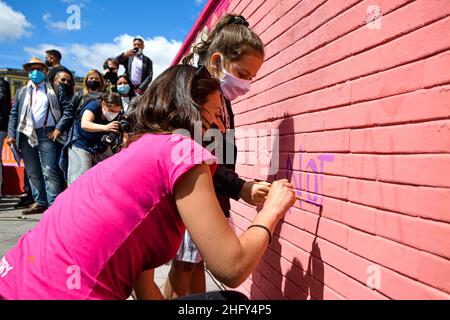 Alessandro Pone - LaPresse Napoli 15 maggio 2021 Cronaca Napoli. Inaugurato murale per Noemi a piazza nazionale dove rimase ferita in una sparatoria. Alessandro Pone - LaPresse Neapel 15 Mai 2021 Nachrichten Neapel. Wandgemälde für Noemi auf dem Nationalplatz eingeweiht, wo sie bei einem Schießen verletzt wurde. Stockfoto