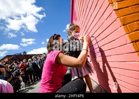 Alessandro Pone - LaPresse Napoli 15 maggio 2021 Cronaca Napoli. Inaugurato murale per Noemi a piazza nazionale dove rimase ferita in una sparatoria. Alessandro Pone - LaPresse Neapel 15 Mai 2021 Nachrichten Neapel. Wandgemälde für Noemi auf dem Nationalplatz eingeweiht, wo sie bei einem Schießen verletzt wurde. Stockfoto