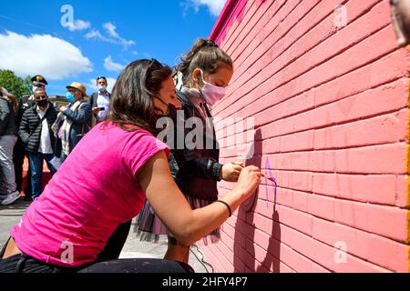 Alessandro Pone - LaPresse Napoli 15 maggio 2021 Cronaca Napoli. Inaugurato murale per Noemi a piazza nazionale dove rimase ferita in una sparatoria. Alessandro Pone - LaPresse Neapel 15 Mai 2021 Nachrichten Neapel. Wandgemälde für Noemi auf dem Nationalplatz eingeweiht, wo sie bei einem Schießen verletzt wurde. Stockfoto