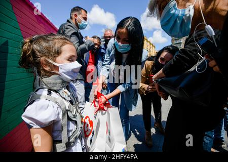 Alessandro Pone - LaPresse Napoli 15 maggio 2021 Cronaca Napoli. Inaugurato murale per Noemi a piazza nazionale dove rimase ferita in una sparatoria. Alessandro Pone - LaPresse Neapel 15 Mai 2021 Nachrichten Neapel. Wandgemälde für Noemi auf dem Nationalplatz eingeweiht, wo sie bei einem Schießen verletzt wurde. Stockfoto