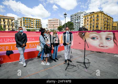 Alessandro Pone - LaPresse Napoli 15 maggio 2021 Cronaca Napoli. Inaugurato murale per Noemi a piazza nazionale dove rimase ferita in una sparatoria. Alessandro Pone - LaPresse Neapel 15 Mai 2021 Nachrichten Neapel. Wandgemälde für Noemi auf dem Nationalplatz eingeweiht, wo sie bei einem Schießen verletzt wurde. Stockfoto