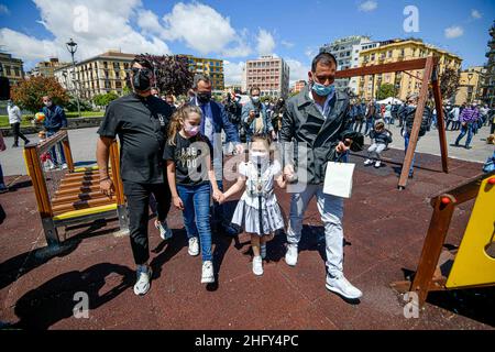 Alessandro Pone - LaPresse Napoli 15 maggio 2021 Cronaca Napoli. Inaugurato murale per Noemi a piazza nazionale dove rimase ferita in una sparatoria. La piccola Noemi con la famiglia. Alessandro Pone - LaPresse Neapel 15 Mai 2021 Nachrichten Neapel. Wandgemälde für Noemi auf dem Nationalplatz eingeweiht, wo sie bei einem Schießen verletzt wurde. Stockfoto