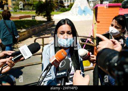 Alessandro Pone - LaPresse Napoli 15 maggio 2021 Cronaca Napoli. Inaugurato murale per Noemi a piazza nazionale dove rimase ferita in una sparatoria. La madre Tania Esposito. Alessandro Pone - LaPresse Neapel 15 Mai 2021 Nachrichten Neapel. Wandgemälde für Noemi auf dem Nationalplatz eingeweiht, wo sie bei einem Schießen verletzt wurde. Stockfoto