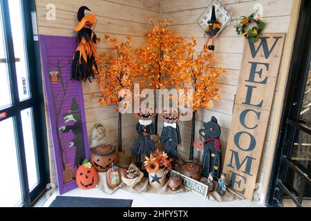 Lustige Halloween-Ausstellung am Eingang von Larry's Supermarket. Schlacht am Lake Minnesota, USA Stockfoto