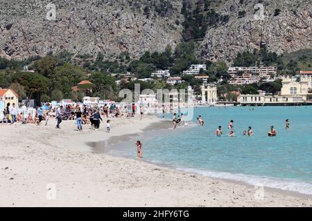 Foto Alberto Lo Bianco/LaPresse 16-05-2021 Mondello (PA) Cronaca A Palermo nell’ultima domenica di zona arancione si respira già aria d’estate. Scaduta l’ordinanza del sindaco Leoluca Orlando che vietava l’Accesso ai litorali nel weekend, molti palermitani hanno così approfittato del bel Tempo per recarsi in spiaggia a Mondello. Nella foto: spiaggia piena, pochissimi controlli Foto Alberto Lo Bianco/LaPresse 16. Mai 2021 Mondello (PA) Nachrichten Letzter Tag der Orangenzone in Sizilien. In Mondello, 30 Grad und der Strand ist voller Menschen. Stockfoto