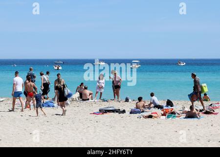 Foto Alberto Lo Bianco/LaPresse 16-05-2021 Mondello (PA) Cronaca A Palermo nell’ultima domenica di zona arancione si respira già aria d’estate. Scaduta l’ordinanza del sindaco Leoluca Orlando che vietava l’Accesso ai litorali nel weekend, molti palermitani hanno così approfittato del bel Tempo per recarsi in spiaggia a Mondello. Nella foto: spiaggia piena, pochissimi controlli Foto Alberto Lo Bianco/LaPresse 16. Mai 2021 Mondello (PA) Nachrichten Letzter Tag der Orangenzone in Sizilien. In Mondello, 30 Grad und der Strand ist voller Menschen. Stockfoto