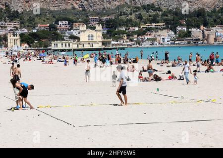 Foto Alberto Lo Bianco/LaPresse 16-05-2021 Mondello (PA) Cronaca A Palermo nell’ultima domenica di zona arancione si respira già aria d’estate. Scaduta l’ordinanza del sindaco Leoluca Orlando che vietava l’Accesso ai litorali nel weekend, molti palermitani hanno così approfittato del bel Tempo per recarsi in spiaggia a Mondello. Nella foto: spiaggia piena, pochissimi controlli Foto Alberto Lo Bianco/LaPresse 16. Mai 2021 Mondello (PA) Nachrichten Letzter Tag der Orangenzone in Sizilien. In Mondello, 30 Grad und der Strand ist voller Menschen. Stockfoto