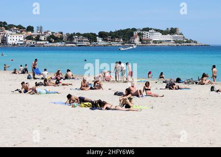 Foto Alberto Lo Bianco/LaPresse 16-05-2021 Mondello (PA) Cronaca A Palermo nell’ultima domenica di zona arancione si respira già aria d’estate. Scaduta l’ordinanza del sindaco Leoluca Orlando che vietava l’Accesso ai litorali nel weekend, molti palermitani hanno così approfittato del bel Tempo per recarsi in spiaggia a Mondello. Nella foto: spiaggia piena, pochissimi controlli Foto Alberto Lo Bianco/LaPresse 16. Mai 2021 Mondello (PA) Nachrichten Letzter Tag der Orangenzone in Sizilien. In Mondello, 30 Grad und der Strand ist voller Menschen. Stockfoto