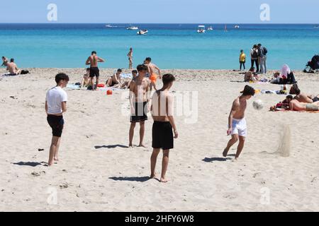 Foto Alberto Lo Bianco/LaPresse 16-05-2021 Mondello (PA) Cronaca A Palermo nell’ultima domenica di zona arancione si respira già aria d’estate. Scaduta l’ordinanza del sindaco Leoluca Orlando che vietava l’Accesso ai litorali nel weekend, molti palermitani hanno così approfittato del bel Tempo per recarsi in spiaggia a Mondello. Nella foto: spiaggia piena, pochissimi controlli Foto Alberto Lo Bianco/LaPresse 16. Mai 2021 Mondello (PA) Nachrichten Letzter Tag der Orangenzone in Sizilien. In Mondello, 30 Grad und der Strand ist voller Menschen. Stockfoto