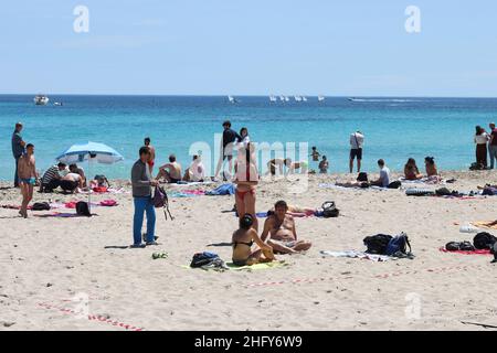 Foto Alberto Lo Bianco/LaPresse 16-05-2021 Mondello (PA) Cronaca A Palermo nell’ultima domenica di zona arancione si respira già aria d’estate. Scaduta l’ordinanza del sindaco Leoluca Orlando che vietava l’Accesso ai litorali nel weekend, molti palermitani hanno così approfittato del bel Tempo per recarsi in spiaggia a Mondello. Nella foto: spiaggia piena, pochissimi controlli Foto Alberto Lo Bianco/LaPresse 16. Mai 2021 Mondello (PA) Nachrichten Letzter Tag der Orangenzone in Sizilien. In Mondello, 30 Grad und der Strand ist voller Menschen. Stockfoto