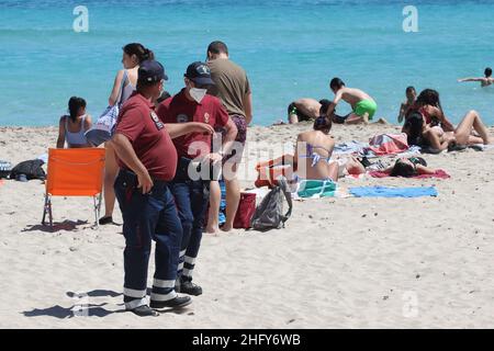 Foto Alberto Lo Bianco/LaPresse 16-05-2021 Mondello (PA) Cronaca A Palermo nell’ultima domenica di zona arancione si respira già aria d’estate. Scaduta l’ordinanza del sindaco Leoluca Orlando che vietava l’Accesso ai litorali nel weekend, molti palermitani hanno così approfittato del bel Tempo per recarsi in spiaggia a Mondello. Nella foto: spiaggia piena, pochissimi controlli Foto Alberto Lo Bianco/LaPresse 16. Mai 2021 Mondello (PA) Nachrichten Letzter Tag der Orangenzone in Sizilien. In Mondello, 30 Grad und der Strand ist voller Menschen. Stockfoto