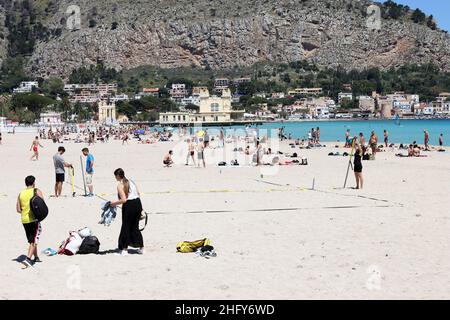 Foto Alberto Lo Bianco/LaPresse 16-05-2021 Mondello (PA) Cronaca A Palermo nell’ultima domenica di zona arancione si respira già aria d’estate. Scaduta l’ordinanza del sindaco Leoluca Orlando che vietava l’Accesso ai litorali nel weekend, molti palermitani hanno così approfittato del bel Tempo per recarsi in spiaggia a Mondello. Nella foto: spiaggia piena, pochissimi controlli Foto Alberto Lo Bianco/LaPresse 16. Mai 2021 Mondello (PA) Nachrichten Letzter Tag der Orangenzone in Sizilien. In Mondello, 30 Grad und der Strand ist voller Menschen. Stockfoto