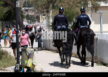 Foto Alberto Lo Bianco/LaPresse 16-05-2021 Mondello (PA) Cronaca A Palermo nell’ultima domenica di zona arancione si respira già aria d’estate. Scaduta l’ordinanza del sindaco Leoluca Orlando che vietava l’Accesso ai litorali nel weekend, molti palermitani hanno così approfittato del bel Tempo per recarsi in spiaggia a Mondello. Nella foto: Polizia a cavallo a Mondello Foto Alberto Lo Bianco/LaPresse 16. Mai 2021 Mondello (PA) Nachrichten Letzter Tag der Orangenzone in Sizilien. In Mondello, 30 Grad und der Strand ist voller Menschen. Stockfoto