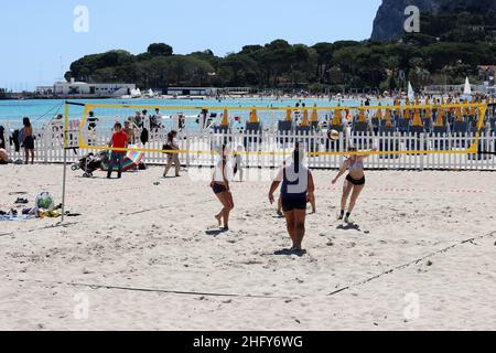 Foto Alberto Lo Bianco/LaPresse 16-05-2021 Mondello (PA) Cronaca A Palermo nell’ultima domenica di zona arancione si respira già aria d’estate. Scaduta l’ordinanza del sindaco Leoluca Orlando che vietava l’Accesso ai litorali nel weekend, molti palermitani hanno così approfittato del bel Tempo per recarsi in spiaggia a Mondello. Nella foto: spiaggia piena, pochissimi controlli Foto Alberto Lo Bianco/LaPresse 16. Mai 2021 Mondello (PA) Nachrichten Letzter Tag der Orangenzone in Sizilien. In Mondello, 30 Grad und der Strand ist voller Menschen. Stockfoto