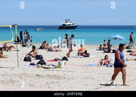 Foto Alberto Lo Bianco/LaPresse 16-05-2021 Mondello (PA) Cronaca A Palermo nell’ultima domenica di zona arancione si respira già aria d’estate. Scaduta l’ordinanza del sindaco Leoluca Orlando che vietava l’Accesso ai litorali nel weekend, molti palermitani hanno così approfittato del bel Tempo per recarsi in spiaggia a Mondello. Nella foto: spiaggia piena, pochissimi controlli Foto Alberto Lo Bianco/LaPresse 16. Mai 2021 Mondello (PA) Nachrichten Letzter Tag der Orangenzone in Sizilien. In Mondello, 30 Grad und der Strand ist voller Menschen. Stockfoto