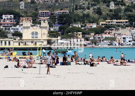 Foto Alberto Lo Bianco/LaPresse 16-05-2021 Mondello (PA) Cronaca A Palermo nell’ultima domenica di zona arancione si respira già aria d’estate. Scaduta l’ordinanza del sindaco Leoluca Orlando che vietava l’Accesso ai litorali nel weekend, molti palermitani hanno così approfittato del bel Tempo per recarsi in spiaggia a Mondello. Nella foto: spiaggia piena, pochissimi controlli Foto Alberto Lo Bianco/LaPresse 16. Mai 2021 Mondello (PA) Nachrichten Letzter Tag der Orangenzone in Sizilien. In Mondello, 30 Grad und der Strand ist voller Menschen. Stockfoto