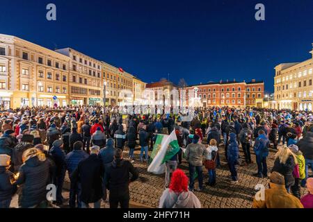 Eine angegliederte Demonstration von Gegnern der Corona-Maßnahmen und der Impfpflicht zieht durch die Innenstadt. Görlitz, 17.01.2022 Stockfoto