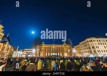 Eine angegliederte Demonstration von Gegnern der Corona-Maßnahmen und der Impfpflicht zieht durch die Innenstadt. Görlitz, 17.01.2022 Stockfoto