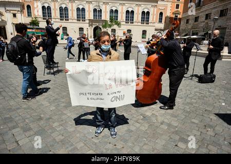 Mauro Scrobogna /LaPresse 17. Mai 2021&#xa0; Rom, Italien Nachrichten Nahost-Krise - Solidaritätskonzert auf dem Foto: Ein Konzert auf der Piazza San Silvestro ist die Initiative des Volkes Israel und des palästinensischen Volkes des Dirigenten Alberto Veronesi und einer Gruppe von Musikern seines Orchesters Foto Mauro Scrobogna /LaPresse 17-05-2021 Roma , Italia Cronaca Crisi Medio Oriente - Concerto solidariet&#XE0; Nella foto: UN Concerto in Piazza San Silvestro &#xe9; l&#X2019; iniziativa in solidariet&#XE0; del popolo di Israelele e del popolo palestinese del direttore d&#X2019;Orchester A Stockfoto