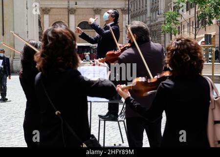 Mauro Scrobogna /LaPresse 17. Mai 2021&#xa0; Rom, Italien Nachrichten Nahost-Krise - Solidaritätskonzert auf dem Foto: Ein Konzert auf der Piazza San Silvestro ist die Initiative des Volkes Israel und des palästinensischen Volkes des Dirigenten Alberto Veronesi und einer Gruppe von Musikern seines Orchesters Foto Mauro Scrobogna /LaPresse 17-05-2021 Roma , Italia Cronaca Crisi Medio Oriente - Concerto solidariet&#XE0; Nella foto: UN Concerto in Piazza San Silvestro &#xe9; l&#X2019; iniziativa in solidariet&#XE0; del popolo di Israelele e del popolo palestinese del direttore d&#X2019;Orchester A Stockfoto