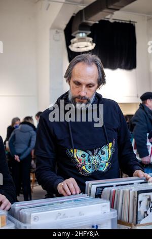 Plattensammler stöbert auf dem Flohmarkt alter Grammophonplatten durch Musik-LP-Vinyl-Alben. Vintage-Sound-Fans. Stockfoto