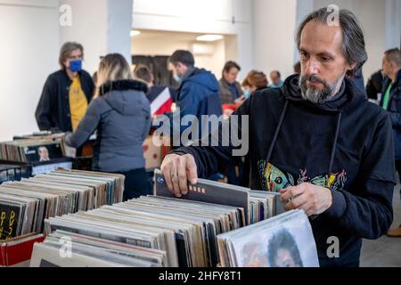 Plattensammler stöbert auf dem Flohmarkt alter Grammophonplatten durch Musik-LP-Vinyl-Alben. Vintage-Sound-Fans. Stockfoto