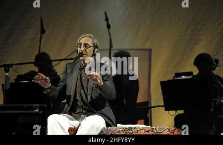 © Filippo Alfero / LaPresse Venaria (TO), 06/07/2009 spettacolo Franco Battiato im Konzert - Venaria Real Music 2009 Nella foto: Franco Battiato © Filippo Alfero / LaPresse Turin, Italien, 06/07/2009 Unterhaltung Franco Battiato im Konzert beim Venaria Real Music Festival 2009 im Foto: Franco Battiato Stockfoto