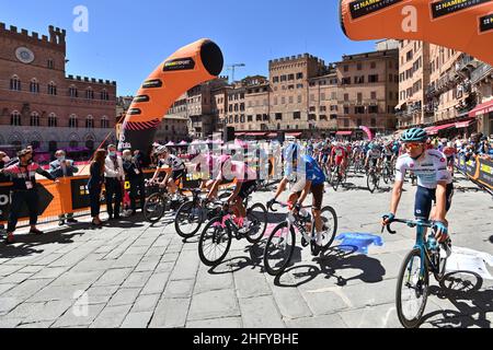 Massimo Paolone/LaPresse 20. Mai 2021 Italien Sport Radfahren Giro d'Italia 2021 - Ausgabe 104th - Etappe 12 - von Siena nach Bagno di Romagna im Bild: Der Start Stockfoto